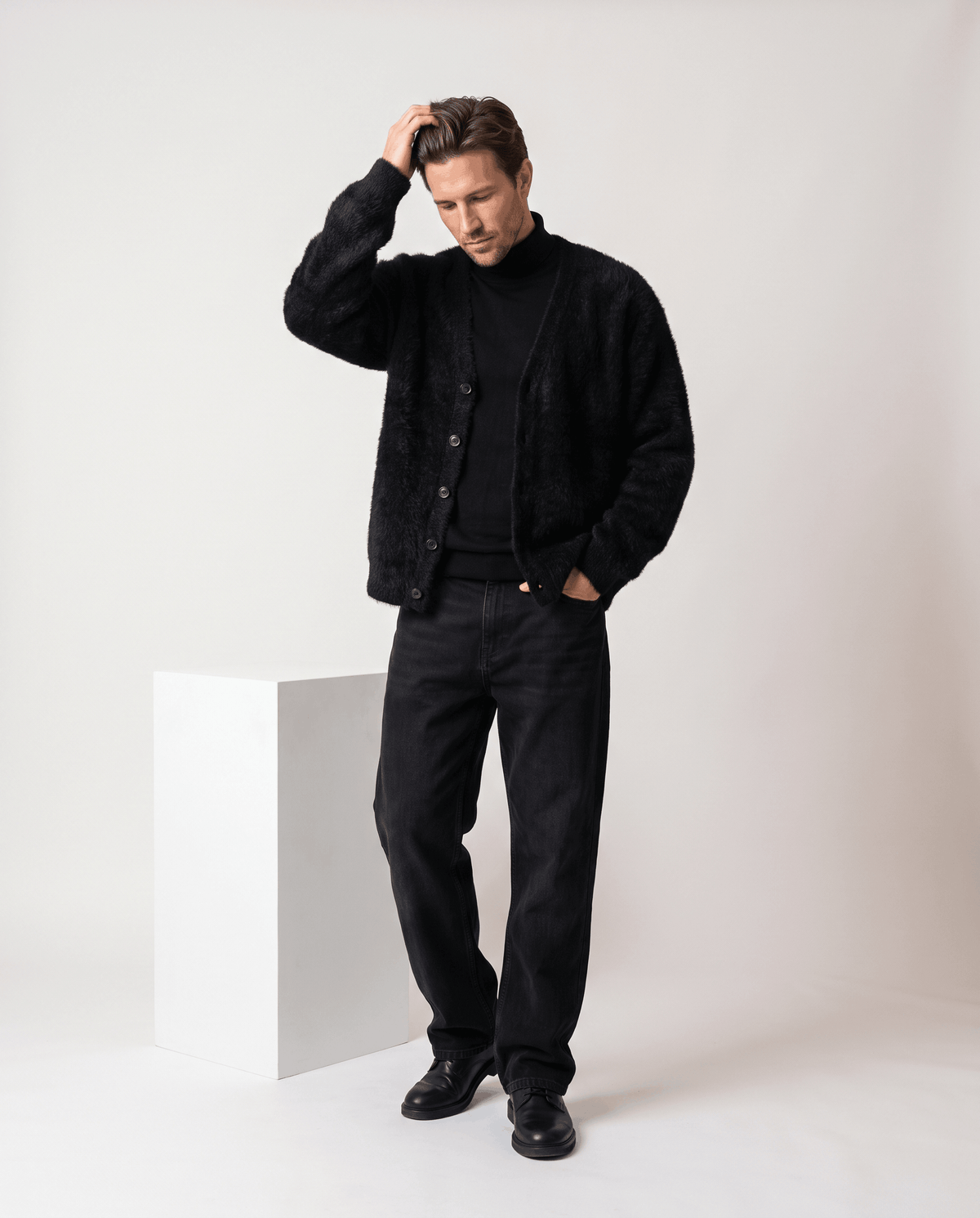 Full-length look with the black cardigan, black jeans and black leather boots
