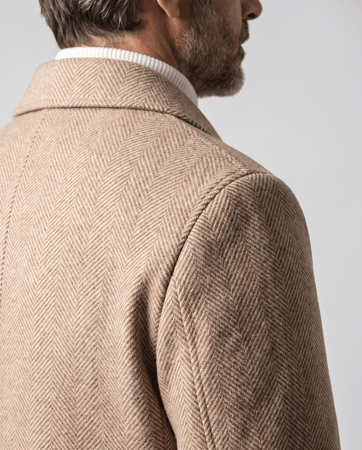 Shoulder and herringbone wool texture of the Henrik beige coat