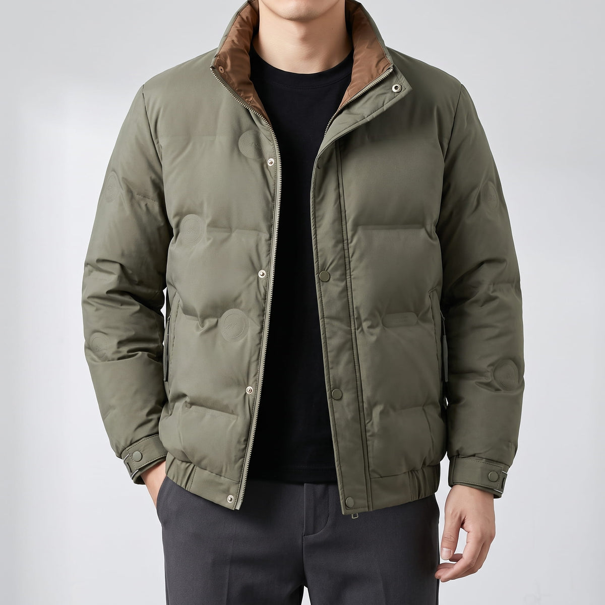 Olive jacket zipped with the corduroy collar standing at the neck
