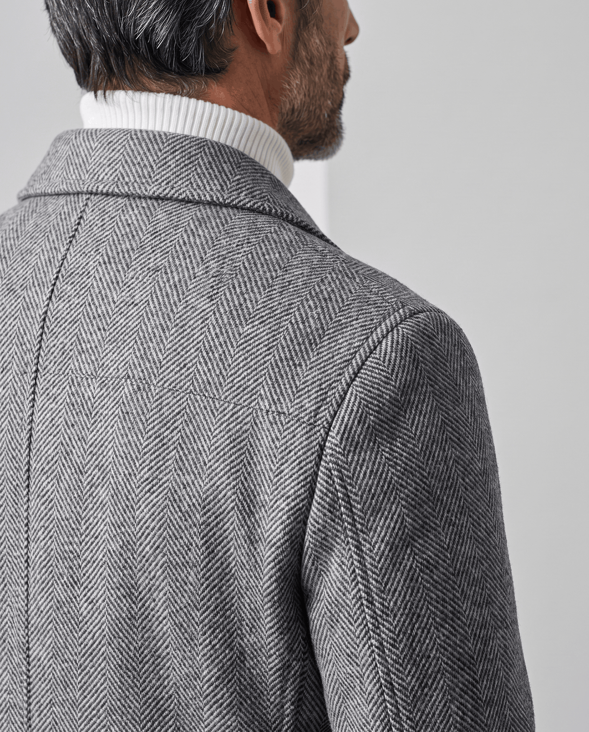 Shoulder and herringbone wool texture of the Henrik gray coat