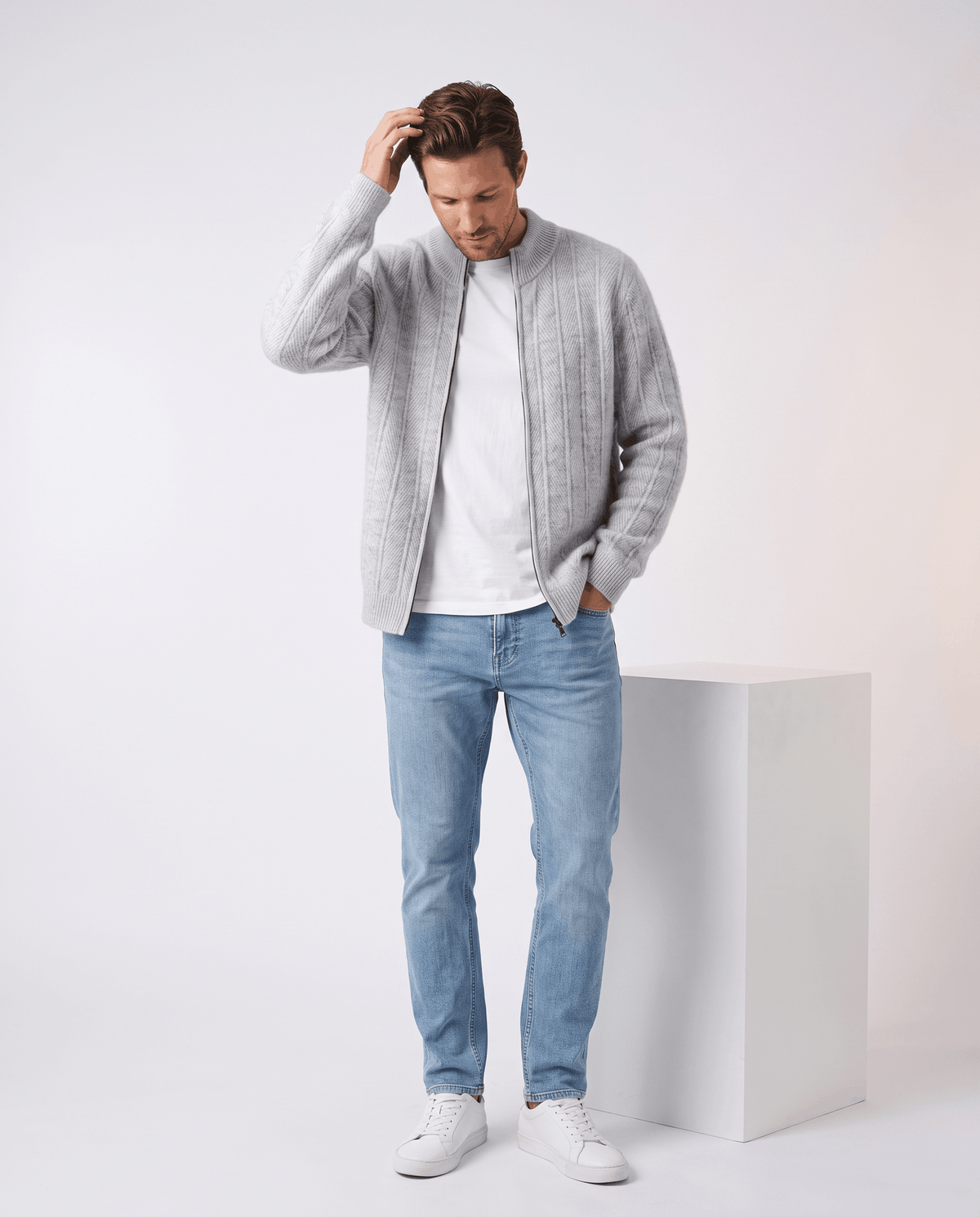Full-length look with the light gray cardigan, light jeans and white sneakers