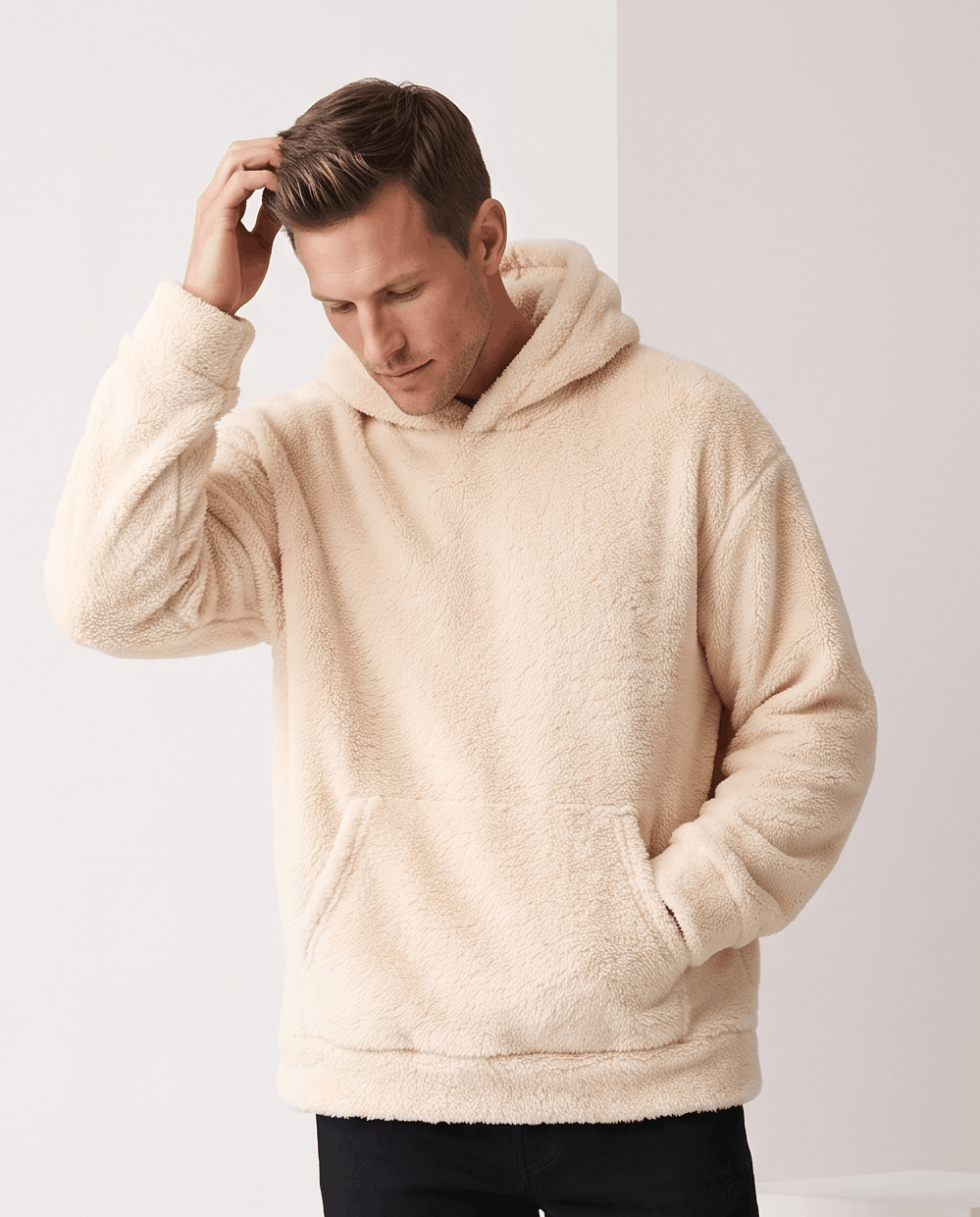 Beige hoodie with a hand in the hair and roomy kangaroo pocket