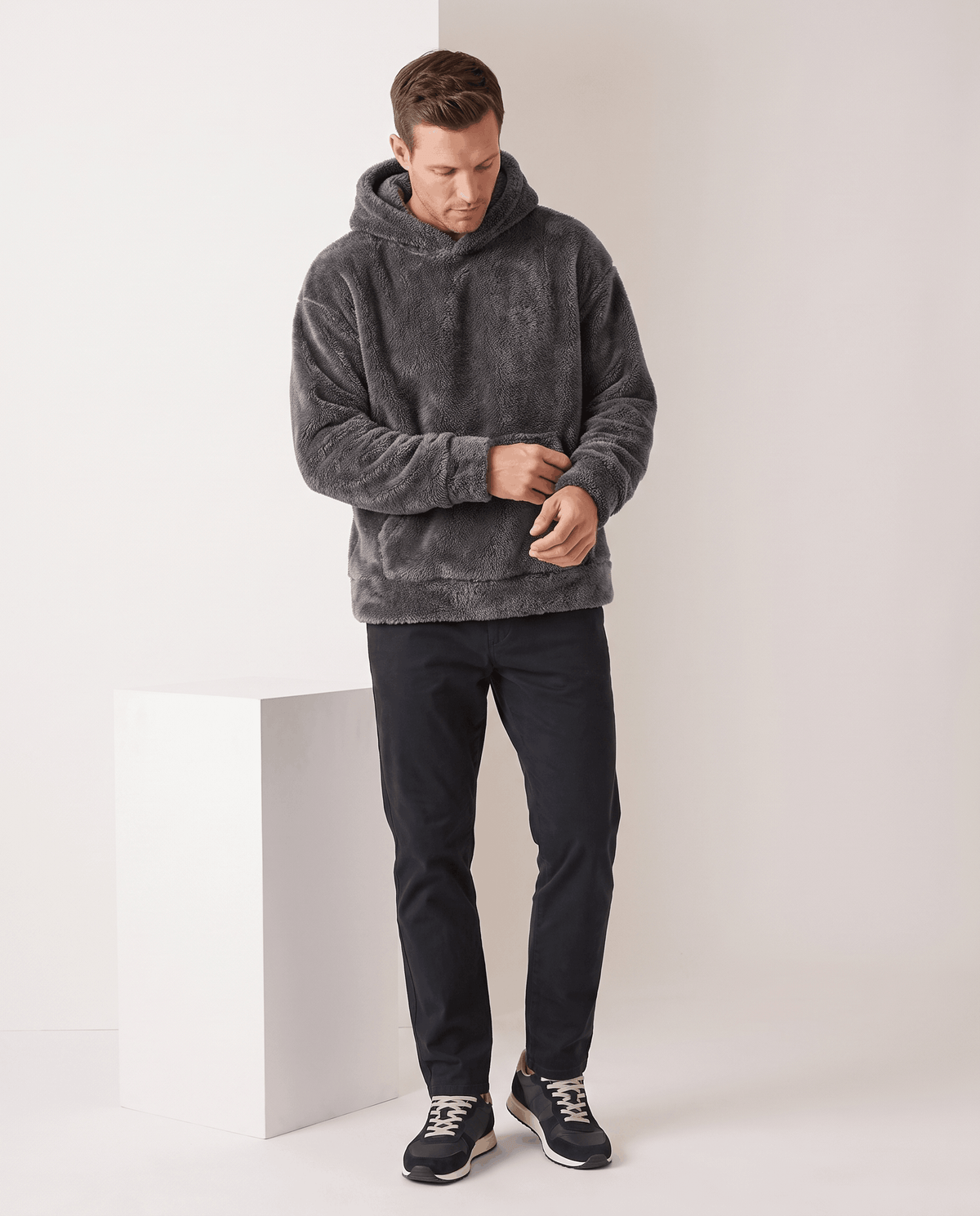 Full-length look with the gray hoodie, black jeans and dark sneakers