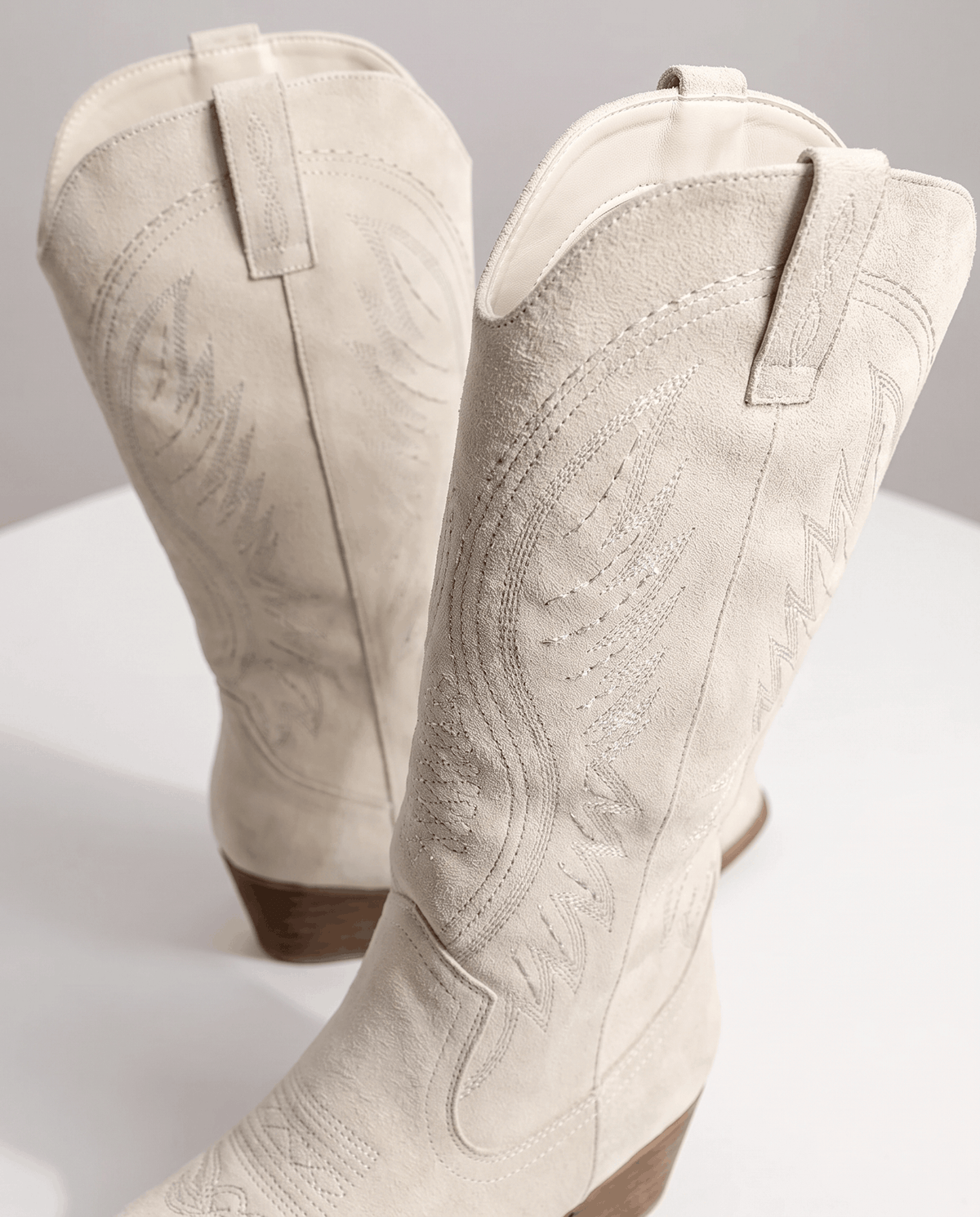 Close-up of the tonal stitching on the cream shaft and pull tab
