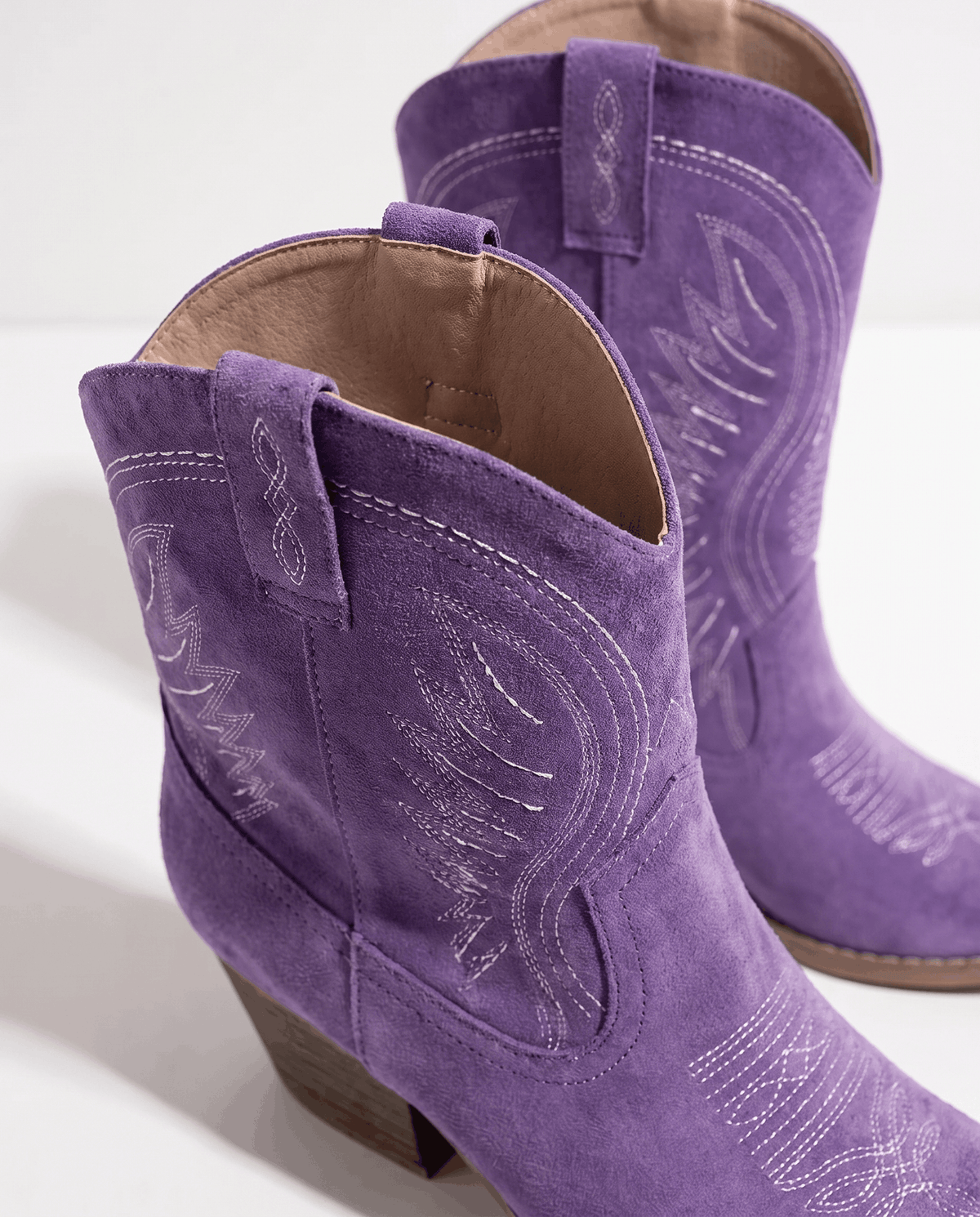 Close-up of the purple shaft embroidery and pull tabs