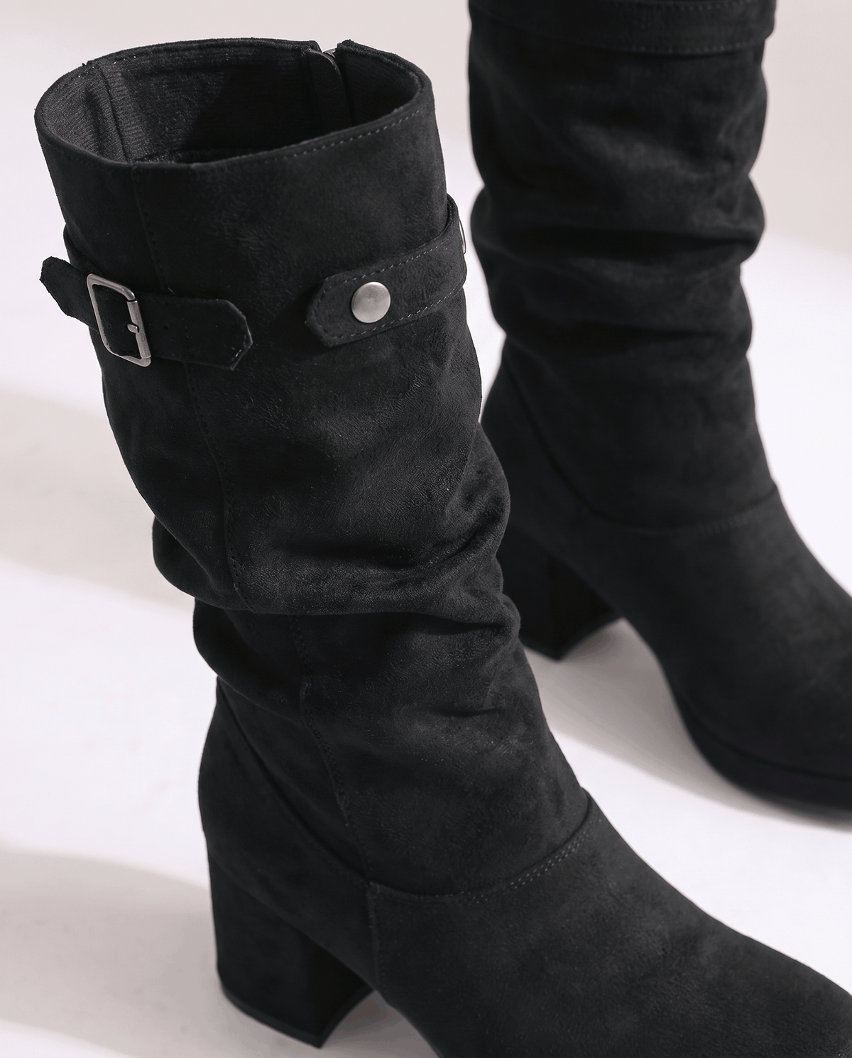 Close-up of the black buckle strap and gathered shaft from above